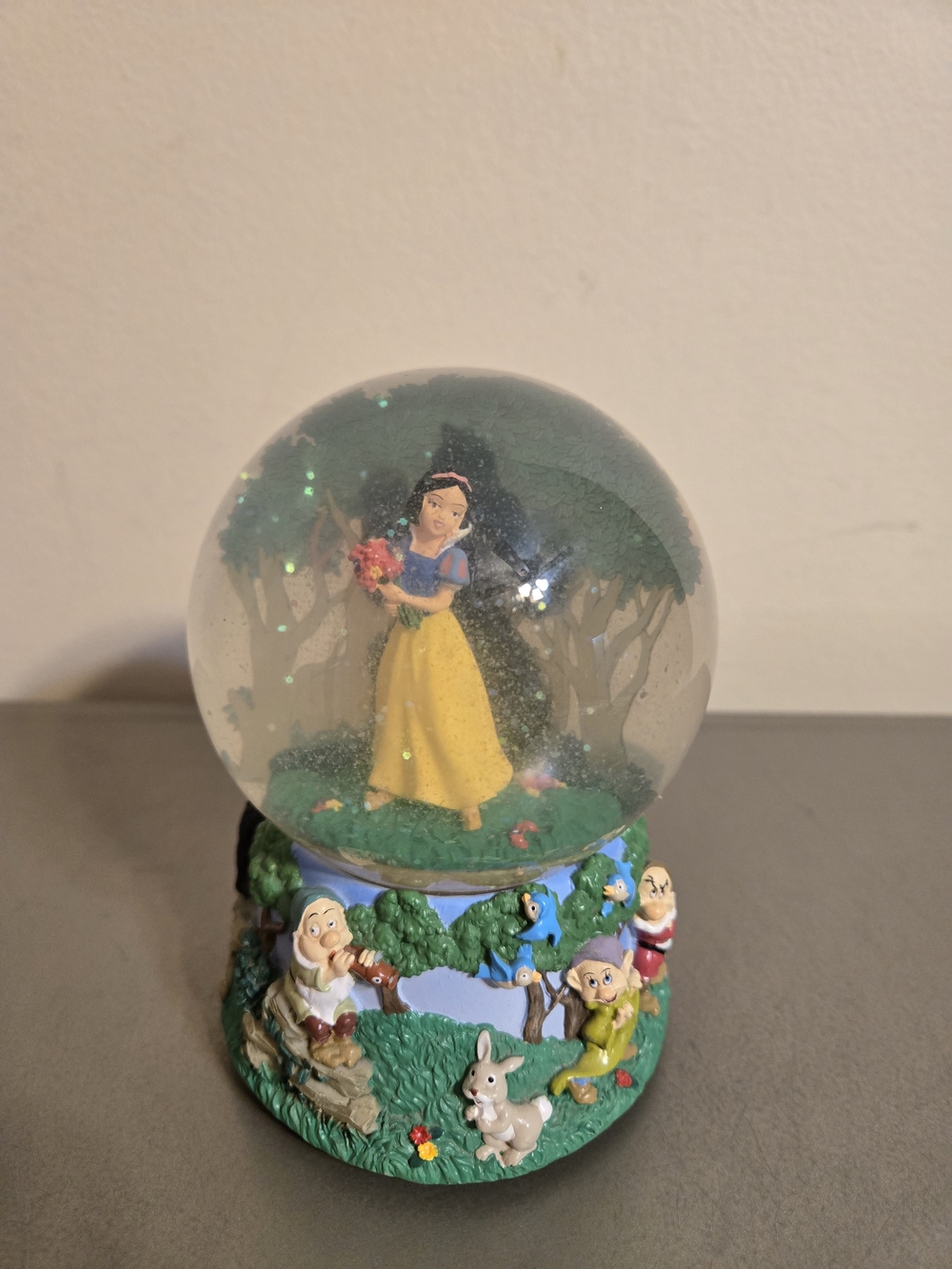 Vintage Enesco Disney Snow White Musical Snow Globe